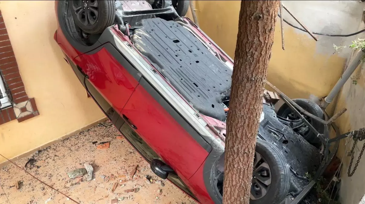 atasehirde fren yerine gaza basan surucu apartmanin bahcesine uctu bwpuLqzM.jpg