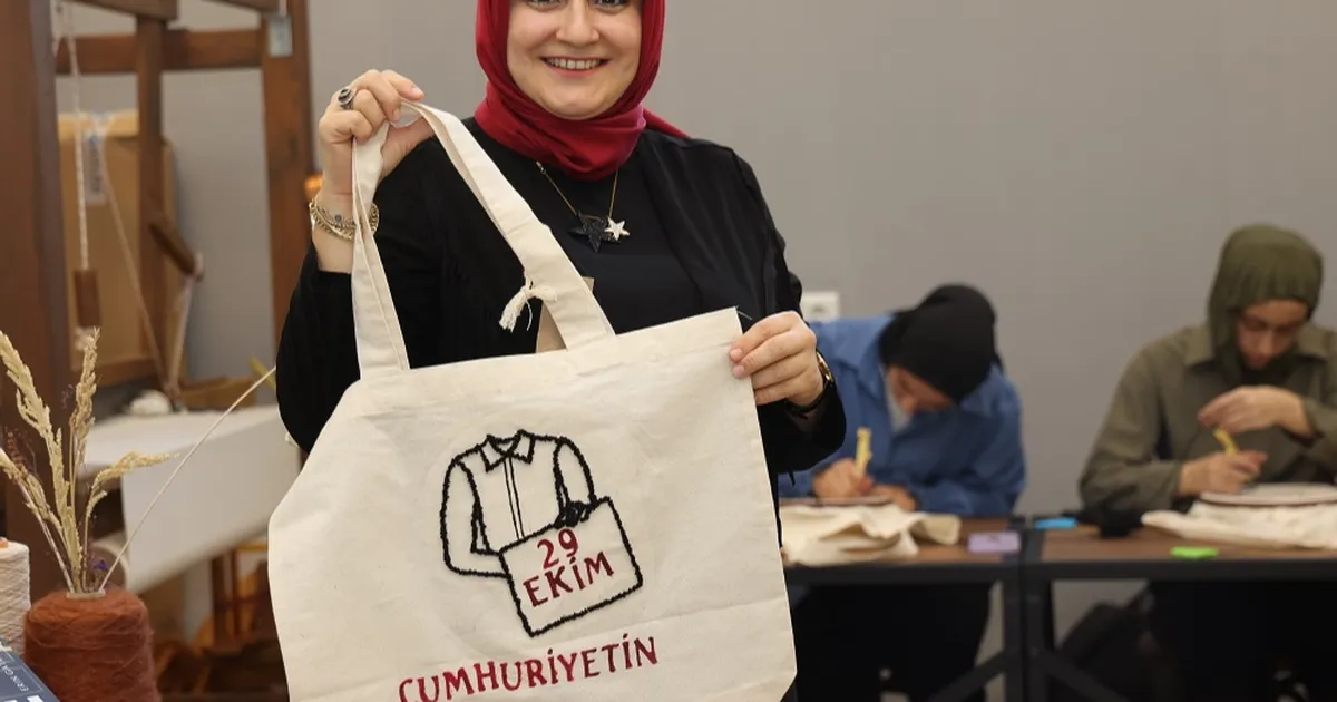 cumhuriyetin 102 yilina ozel ay yildizli cantalar v1L4aSDg.webp