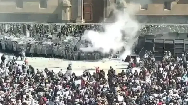 Meksika’daki hükümet karşıtı protestolarda ağır bilanço: 100’den fazla polis yaralandı