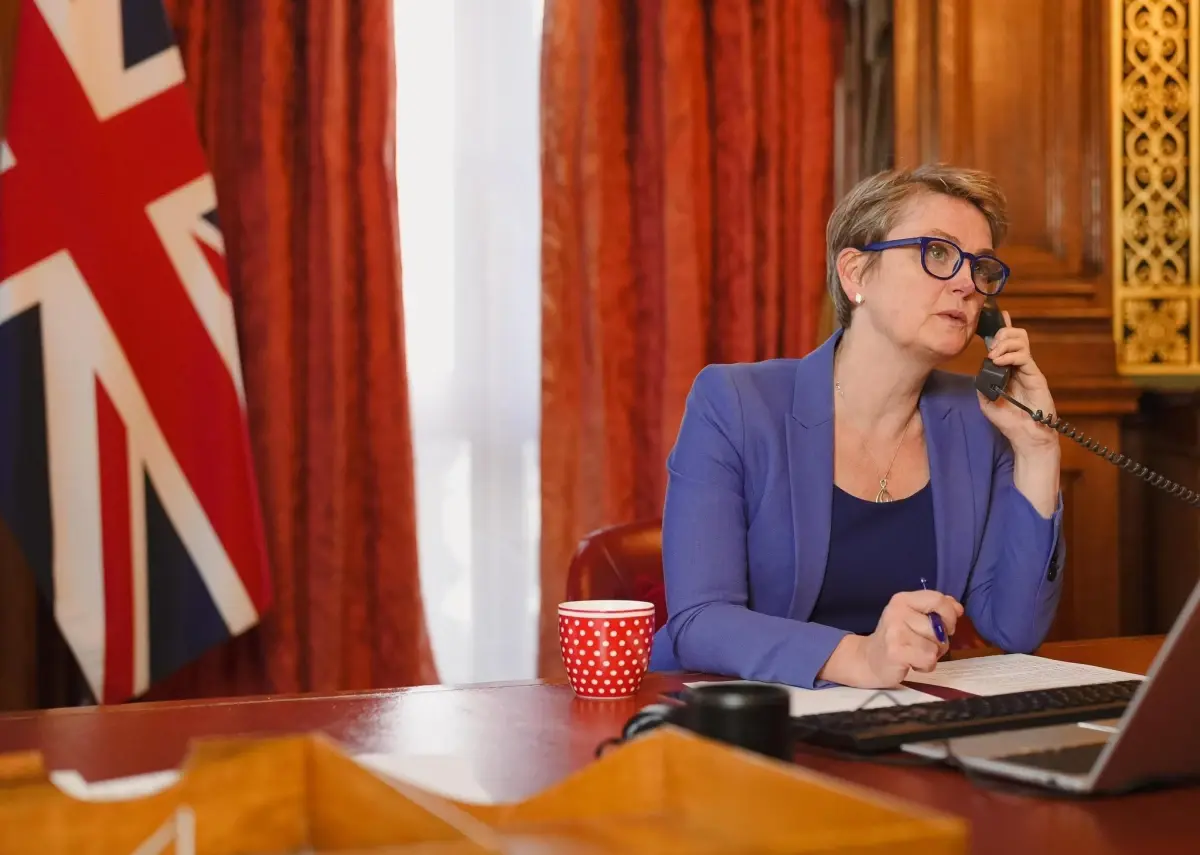 İran ve İngiltere’den gergin temas