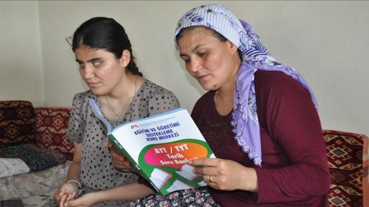 Görme Engelli Nazalin Selvi, Üniversite Sınavında İlk 10 Bine Girmeyi Başardı!