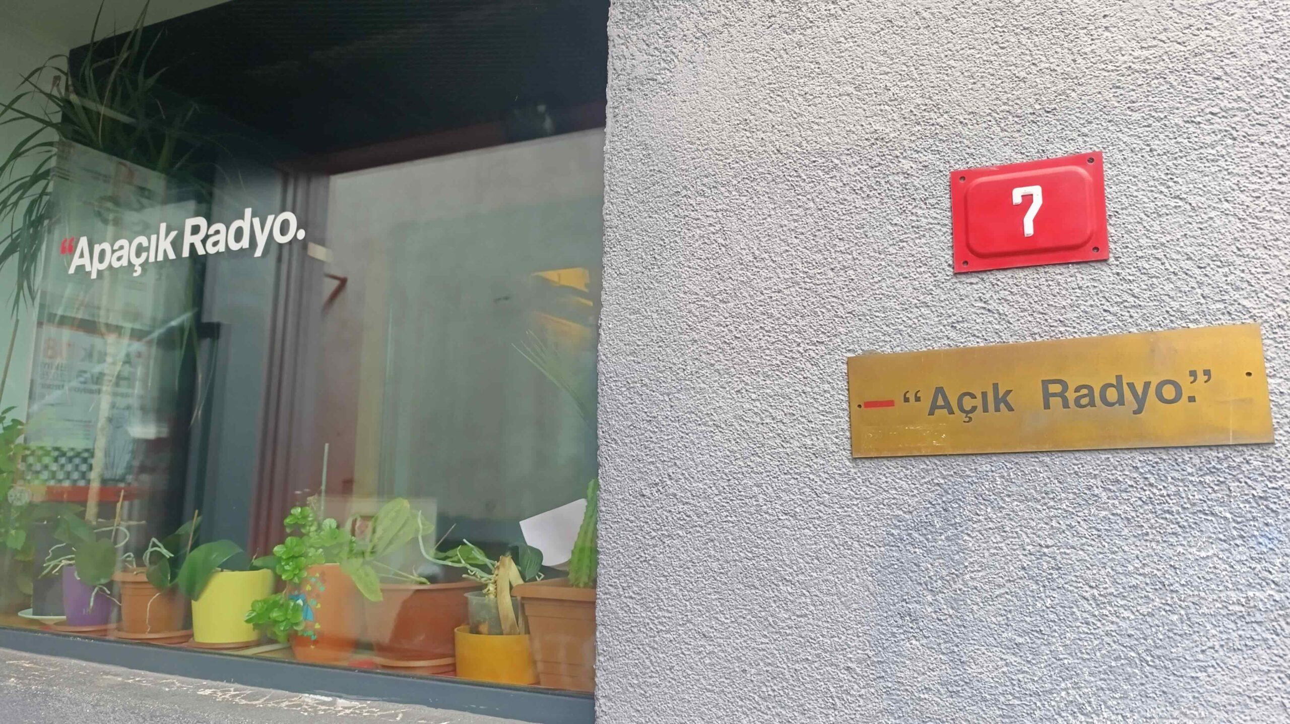 “Açık” Bir Radyo Davası: “Ya içindesindir tırnağın, ya da, dışında kalacaksın”