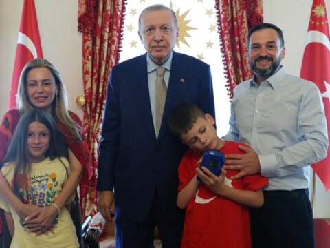 Cumhurbaskani erdogan camilerde kek dagitan joshua harrisi kabul etti xhnWjNtU