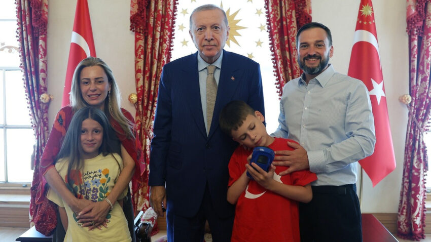 Cumhurbaskani erdogan camilerde kek dagitan joshua harrisi kabul etti xhnWjNtU